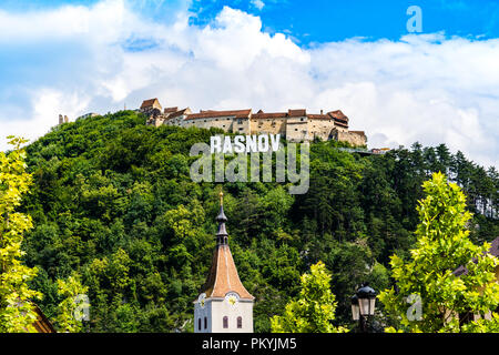 Rasnov : Roumanie : la citadelle de Rasnov construite entre 1211 et 1225, pendant le règne de chevaliers teutoniques en viewd Burzenland sur une colline derrière une église cl Banque D'Images