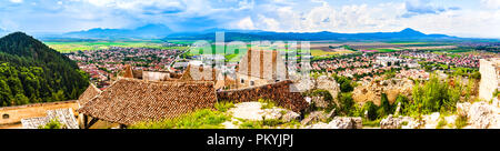 Rasnov, Roumanie : vue panoramique de la ville vue depuis les remparts de la citadelle. Banque D'Images