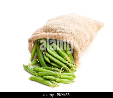 Les gousses de pois verts frais en sac bag isolated on white Banque D'Images