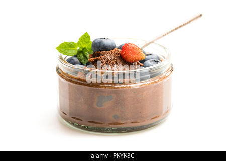 Mousse au chocolat praliné, avec des baies isolated on white Banque D'Images