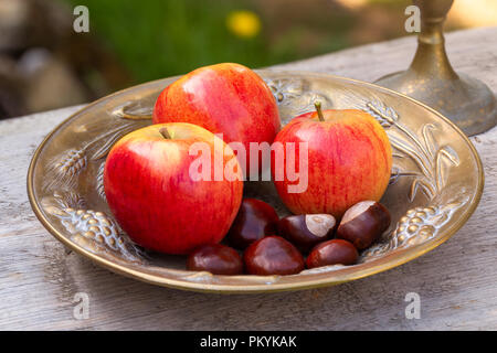 Roi des Pippins Apples - pommes sur une plaque Banque D'Images