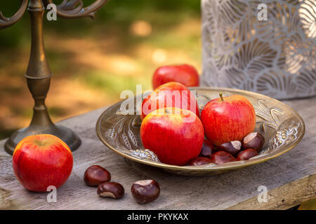 Roi des Pippins Apples - pommes sur une plaque Banque D'Images