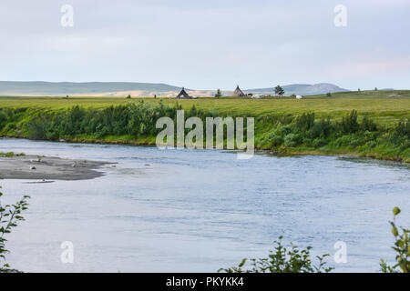 Camp d'éleveurs de rennes dans le parc naturel de l'Oural polaire. Habitations des Nenets sur Yamal. Banque D'Images