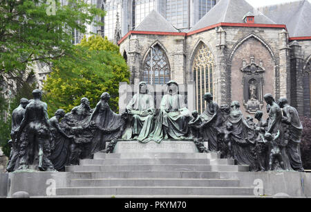 Statue en bronze de frères Van Eyck - Hubert et Jan avec Saint Bavo sur l'arrière-plan, Gand, Belgique Banque D'Images