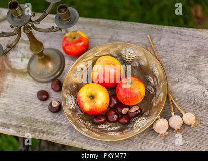 Roi des Pippins Apples - pommes sur une plaque Banque D'Images