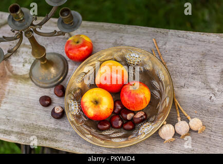 Roi des Pippins Apples - pommes sur une plaque Banque D'Images