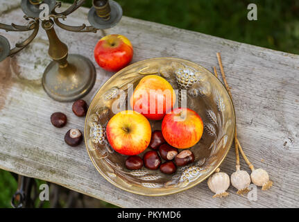 Roi des Pippins Apples - pommes sur une plaque Banque D'Images