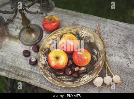 Roi des Pippins Apples - pommes sur une plaque Banque D'Images