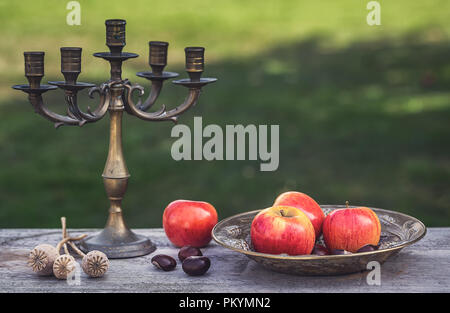 Roi des Pippins Apples - pommes sur une plaque Banque D'Images