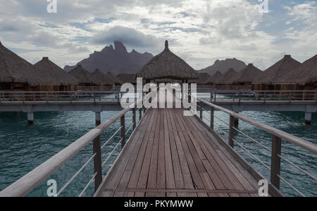 Bungalow sur l'eau à Bora Bora, Polynésie Française Banque D'Images