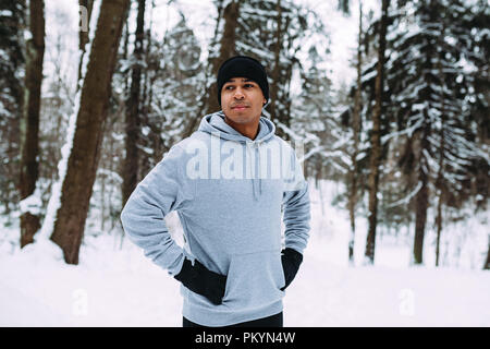 Comité permanent de l'athlète dans une forêt. L'homme se reposant après les exercices. Banque D'Images