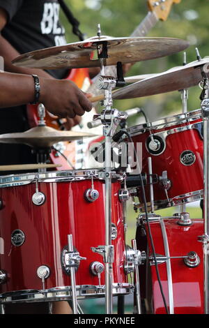 Le percussionniste jouant batterie noir Banque D'Images