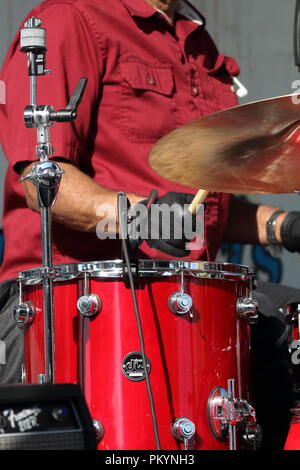 Le percussionniste jouant batterie noir Banque D'Images