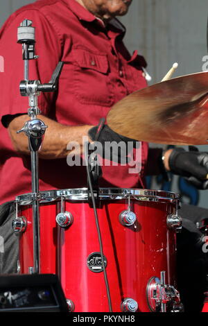 Le percussionniste jouant batterie noir Banque D'Images