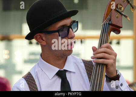 Musicien avec des lunettes Banque D'Images