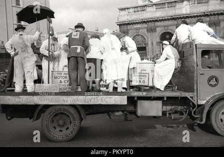 Années 1950, historique, un groupe d'étudiants habillés en médecins sur l'arrière d'un camion, d'un flotteur à la décoration, en passant par les rues pendant la semaine de chiffon, Bristol, Angleterre, Royaume-Uni. Au cours de la semaine, les élèves auraient rag traditionnellement n'tous les types de choses stupides pour récolter des fonds pour la charité. Banque D'Images