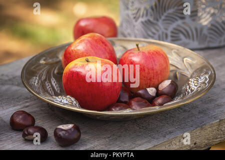 Roi des Pippins Apples - pommes sur une plaque Banque D'Images