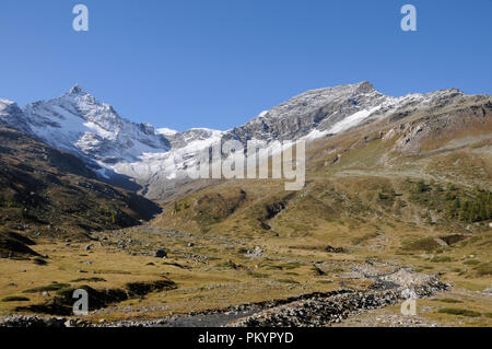 Le train Bernina durs sur les Alpes Suisses dans l'Bernina-Hospitz d'Oberengadin Pontresina via à l'Alp Grüm et se termine à Tirano (Italie). Banque D'Images