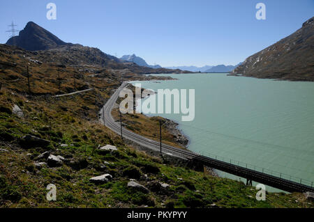 Le train Bernina durs sur les Alpes Suisses dans l'Bernina-Hospitz d'Oberengadin Pontresina via à l'Alp Grüm et se termine à Tirano (Italie). Banque D'Images