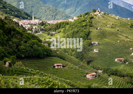Les collines pittoresques de vignobles de la région de vin mousseux Prosecco de Valdobbiadene - Italie.Panorama village Combai Banque D'Images