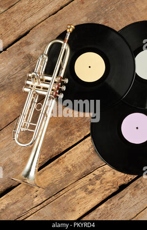 Trompette et vinyles sur les planches de bois. Plaques de vinyle et la trompette sur plancher en bois rustique, vue du dessus. Banque D'Images