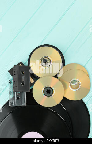 Les disques compacts, cassettes et disques vinyles. Banque D'Images