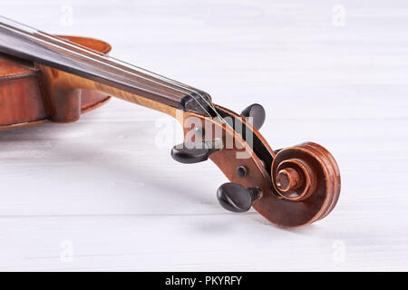 Faites défiler le violon et le chevillier. Banque D'Images