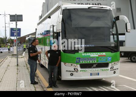 Green Team Pro Cycling Team coach près de la ligne d'arrivée à la 1re étape du Tour de Bretagne 2018 dans la ville de Newport South Wales GB UK 2018 Banque D'Images