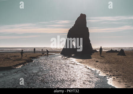 Ruby Beach sur la fin de l'après-midi avec les personnes bénéficiant de la journée qui se profile sur la fin de l'après-midi, la côte de l'état de Washington, le Parc National Olympique ou péninsule, U Banque D'Images