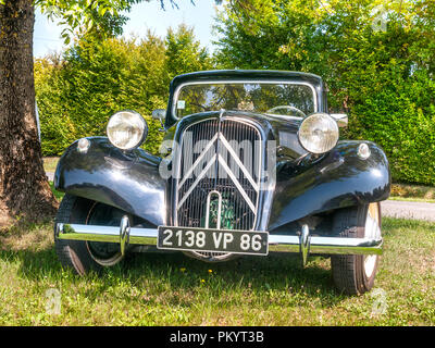 Citroën 'Traction Avant' au bord de la route - France. Banque D'Images