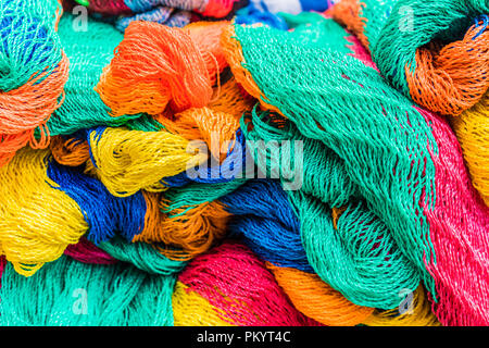 Maillage des filets de pêche colorés à vendre Banque D'Images
