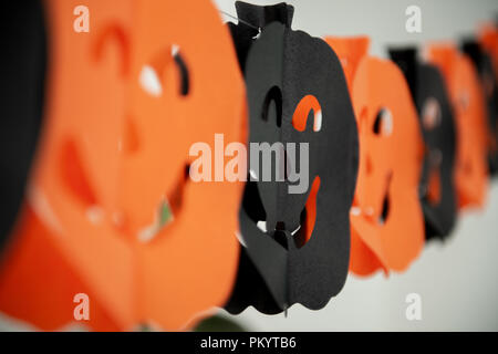 Citrouilles d'Halloween fête guirlande de papier. Jours fériés, décorations et partie arrière-plan concept. Banque D'Images