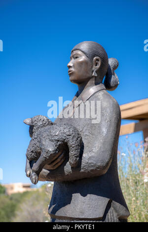 Statue de Navajo girl holding lamb sur Museum Hill à Santa Fe, Nouveau Mexique Banque D'Images