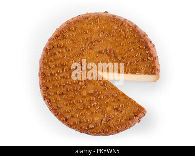 Fromage fumé ronde avec le segment coupe. Vue de dessus isolé sur blanc, chemin de détourage inclus Banque D'Images