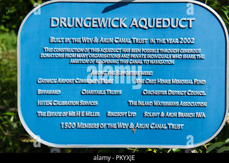 Informations Inscription à Drungewick sur l'Aqueduc Wey & Arun canal dans le West Sussex Banque D'Images