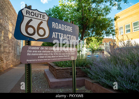 Route 66 Roadside Attraction signe pour Standin' on the Corner Park à Winslow Arizona rend hommage à l'Eagles Take it easy song Banque D'Images