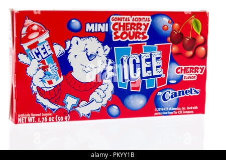 Winneconne, WI - 14 septembre 2018 : un paquet de Canel's miniICEE cherry sour candy du Mexique sur un fond isolé Banque D'Images