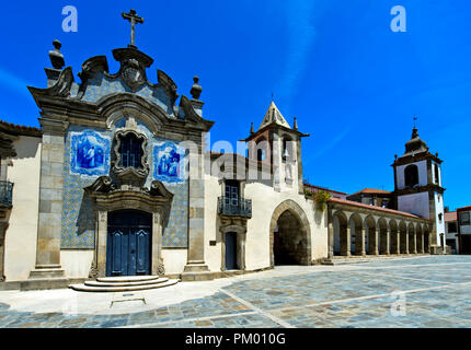 Place principale de la place de la République avec chapelle de la miséricorde, Capela da Misericórdia, porte de ville, les arcades et la tour de l'horloge, Sao Joao da Pesqueira, Portugal Banque D'Images