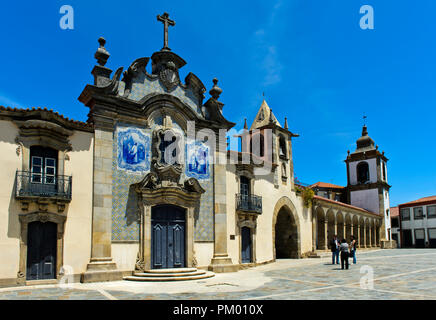 Place principale de la place de la République avec chapelle de la miséricorde, Capela da Misericórdia, porte de ville, les arcades et la tour de l'horloge, Sao Joao da Pesqueira, Portugal Banque D'Images