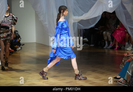 Modèles sur le podium lors de l'Preen par Thornton Bregazzi London Fashion Week Septembre 2018 show à Lindley Hall, Londres Banque D'Images