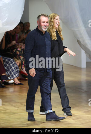 Designers Justin Thornton et Thea Bregazzi reconnaître l'auditoire après leurs podiums durant la Preen par Thornton Bregazzi London Fashion Week Septembre 2018 show à Lindley Hall, Londres Banque D'Images