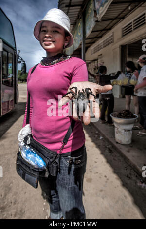 De vendeurs d'aliments de la rue de sexe féminin vente de grandes araignées noires pour l'alimentation. Une délicatesse des aliments populaires en particulier dans la ville cambodgienne de Skuon dans le Cambodge rural Banque D'Images