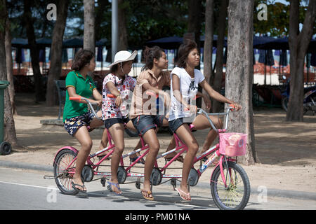 Un tandem faite pour quatre et monté par quatre jeunes filles thaïlandaises. Thaïlande S.E. Asie Banque D'Images