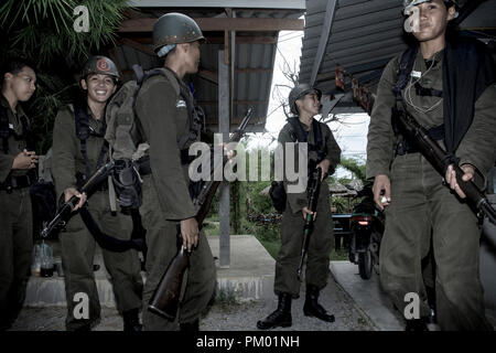 Groupe de patrouille de l'armée féminine en Thaïlande avec des armes. La Thaïlande Asie du sud-est Banque D'Images