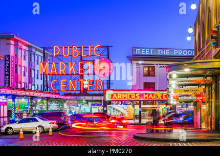 SEATTLE, WASHINGTON - 2 juillet ; 2018 : le marché de Pike Place la nuit. La destination touristique populaire a ouvert ses portes en 1907 et est l'un des plus ancien o Banque D'Images