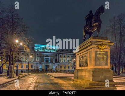 Monument équestre en bronze de Pierre le Grand en face de l'église Saint Michel à Saint-Pétersbourg, en Russie. Scène de nuit Banque D'Images