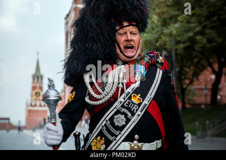 Un tambour-major de la Celtique International Massed Pipes and Drums mène une bande sur la Place Rouge à Moscou avant de procéder à l'Spasskaya Bashnya festiva Banque D'Images