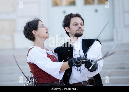 Château de Sassenage, Isère, France - 15 septembre 2018 : Journée européenne du patrimoine, lames du Dauphine fencing club reproduisant les combats. Banque D'Images