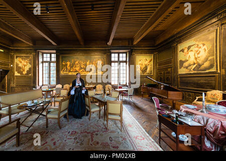 Château de Sassenage, Isère, France - 15 septembre 2018 : Journée du patrimoine européen, les femmes guide touristique avec des vêtements anciens dans la pièce principale avec des peintures et Banque D'Images