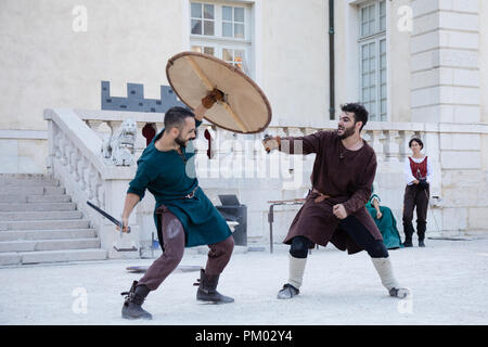 Château de Sassenage, Isère, France - 15 septembre 2018 : Journée européenne du patrimoine, lames du Dauphine fencing club reproduisant les combats. Banque D'Images